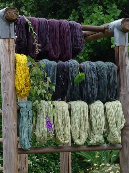 Pflanzengefärbte Wolle und Seide Pflanzengefärbte Wolle und Seide