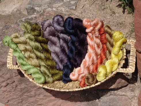 pflanzengefärbte Seide, Pflanzenfarben auf Seide pflanzengefärbte Seide, Pflanzenfarben auf Seide